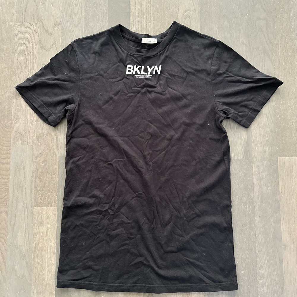 TNA Aritzia black Brooklyn BKLYN graphic tee